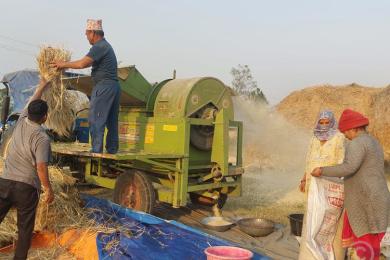 दाङका किसान खेतीमा यन्त्रको प्रयोग बढाउँदै